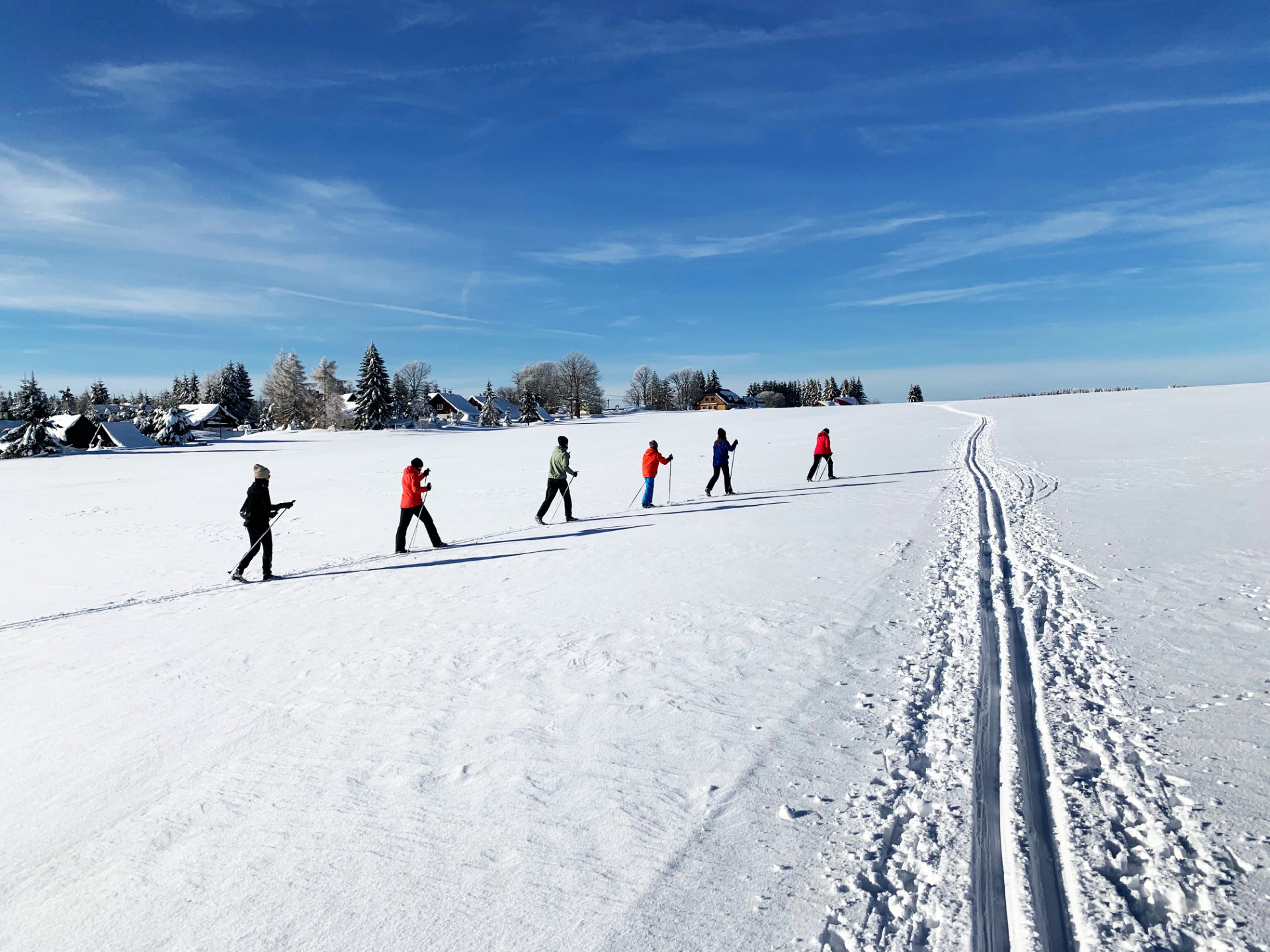 Skilanglauf in der Loipe Skilanglauf auf freier Fläche im Westerzgebirge