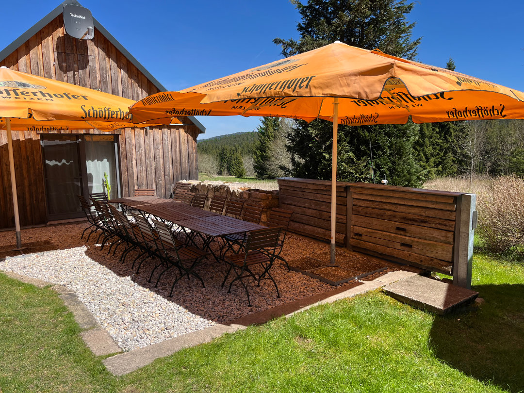 Terrasse mit Sonnenschirmen - Berghütte Zum Kranichsee Terrasse mit Sonnenschirmen - Berghütte Zum Kranichsee