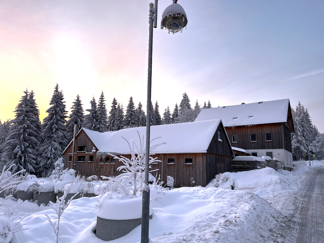 Berghütte im Winter Die Berghütte Zum Kranichsee und eine Nebengebäude im Winter