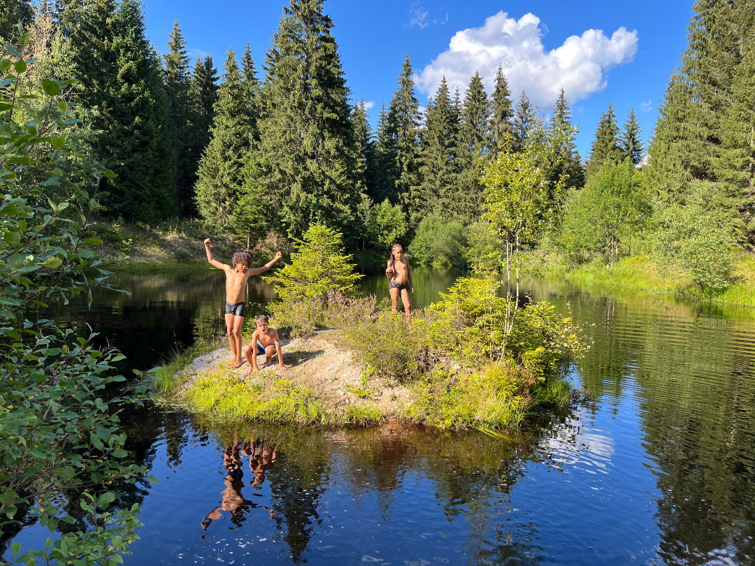Kinder baden im Kleinen Kranichsee Kinder baden im Kleinen Kranichsee - Berghütte Zum Kranichsee im West-Erzgebirge