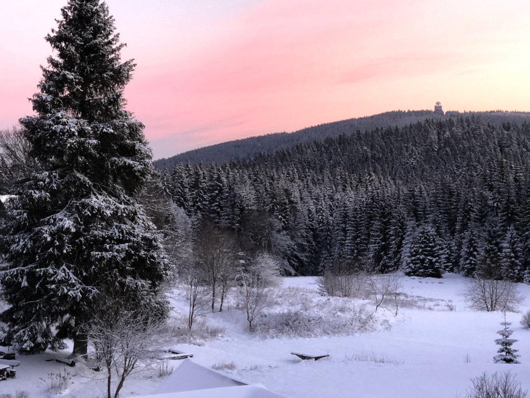 Roter Himmel Sonnenuntergang über einem Berg - Berghütte Zum Kranichsee im West-Erzgebirge