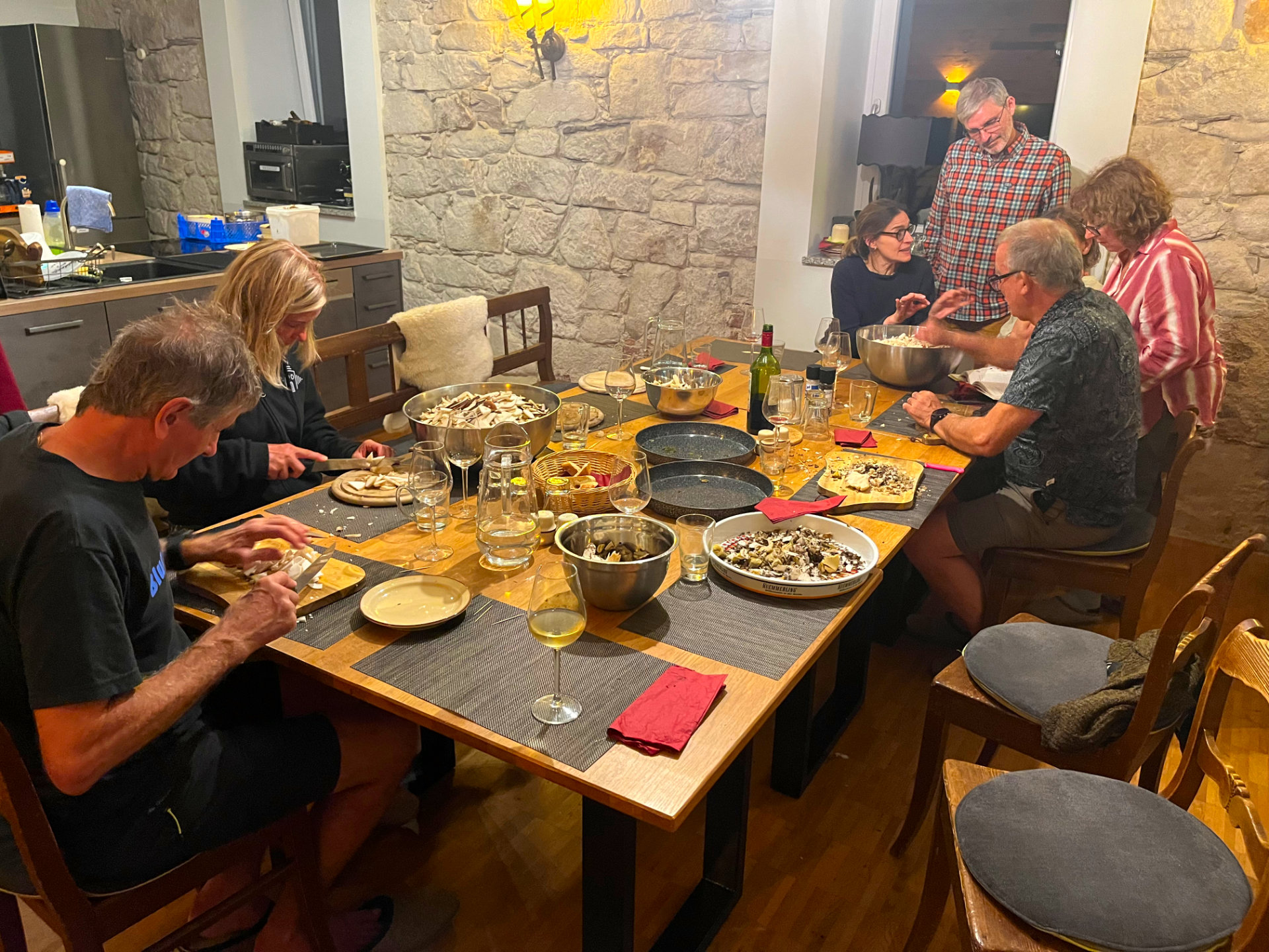 2025-1920-Freunde-02 Familie und Freunde sitzen im Gemeinschaftsraum der Berghütte Zum Kranichsee