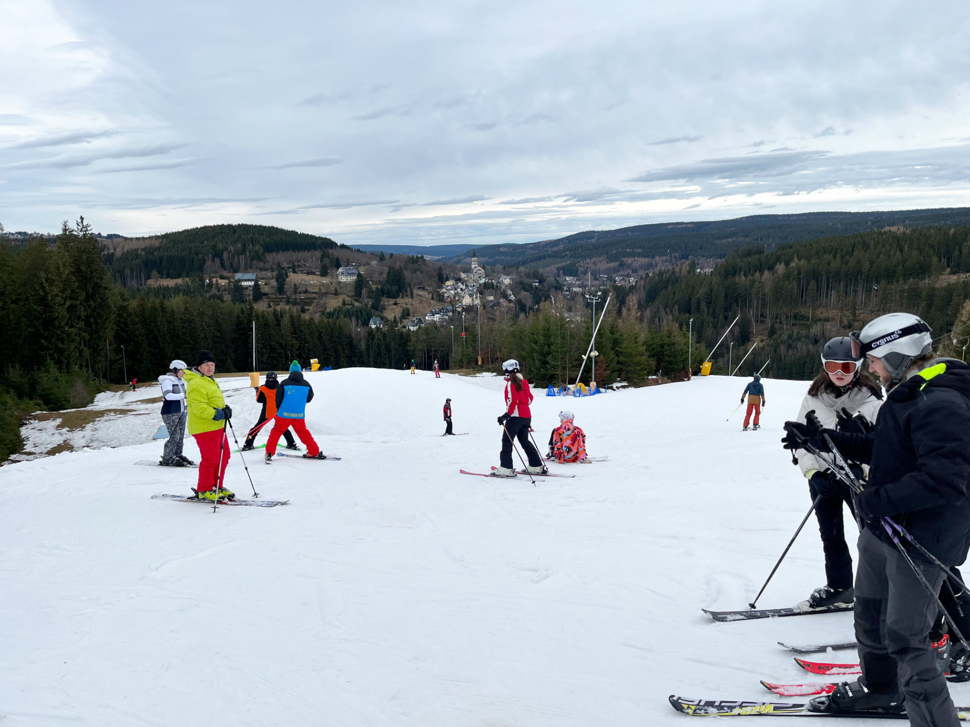 Menschen laufen Ski Menschen beim Ski alpin - Berghütte Zum Kranichsee im West-Erzgebirge