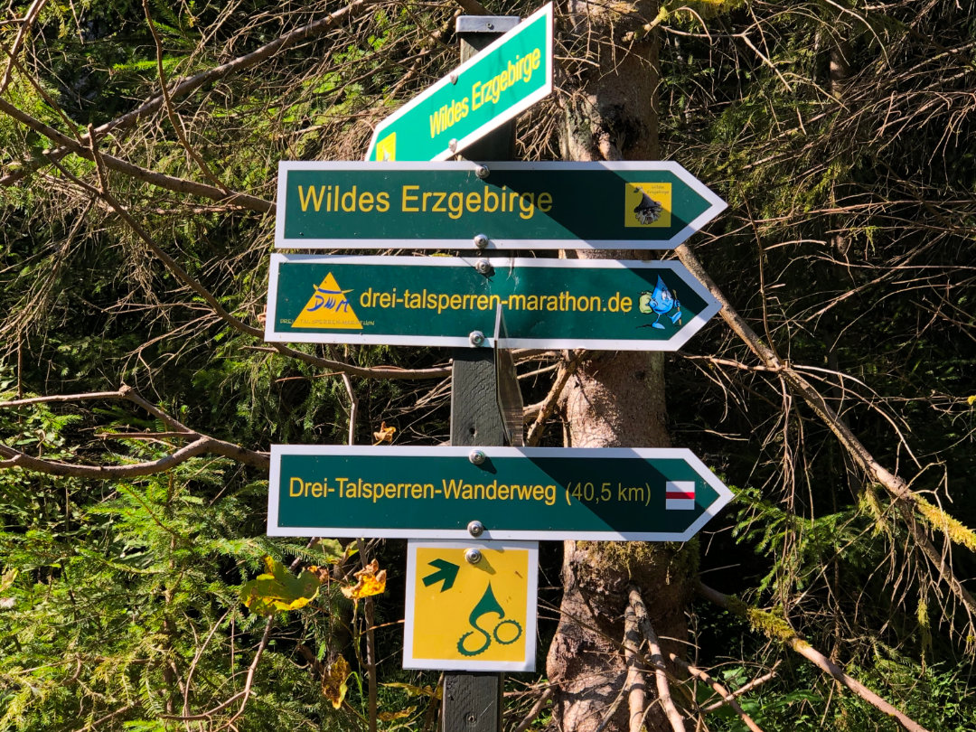 Wegweiser im Erzgebirge Wegweiser im Erzgebirge - Berghütte Zum Kranichsee
