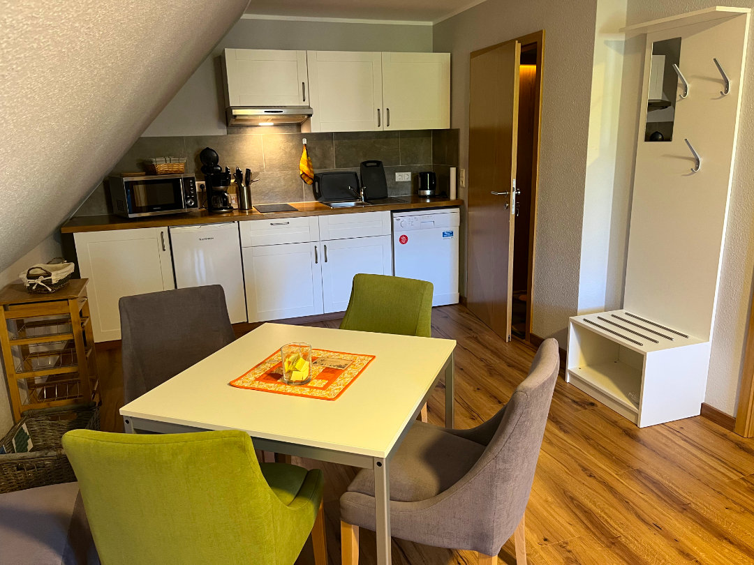 Ein Wohnbereich mit Küche in der Pension Talblick