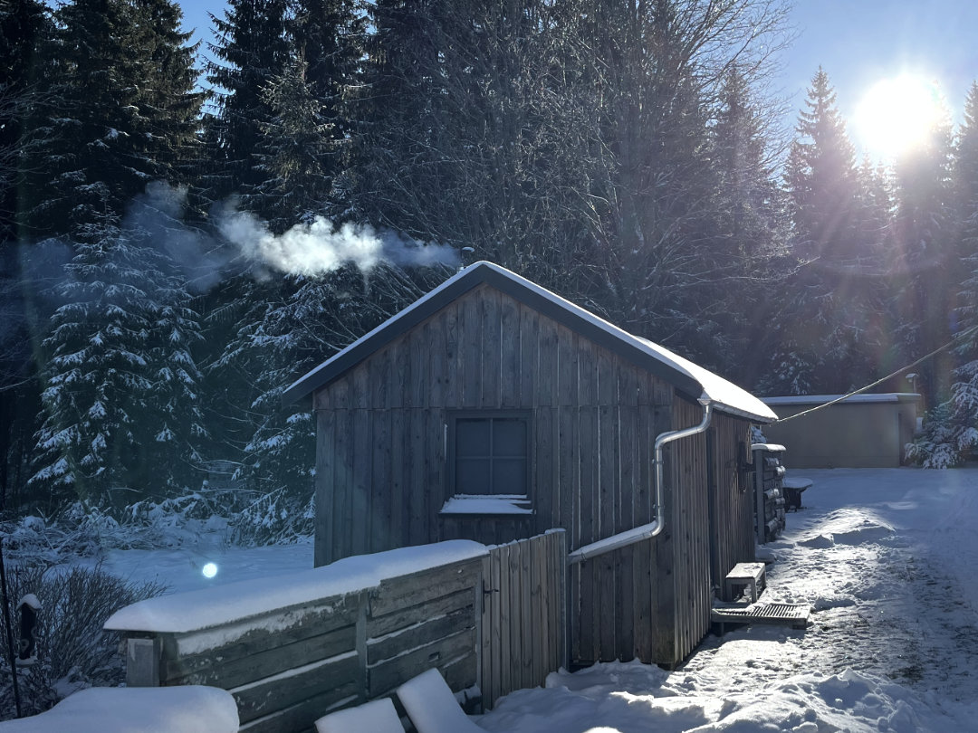 Schneebedecktes Nebengebäude der Berghütte Zum Kranichsee Schneebedecktes Nebengebäude der Berghütte Zum Kranichsee