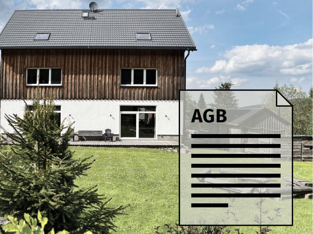 Die Berghütte Zum Kranichsee in Weitersglashütte von außen mit Garten - berghuette-kranichsee.de