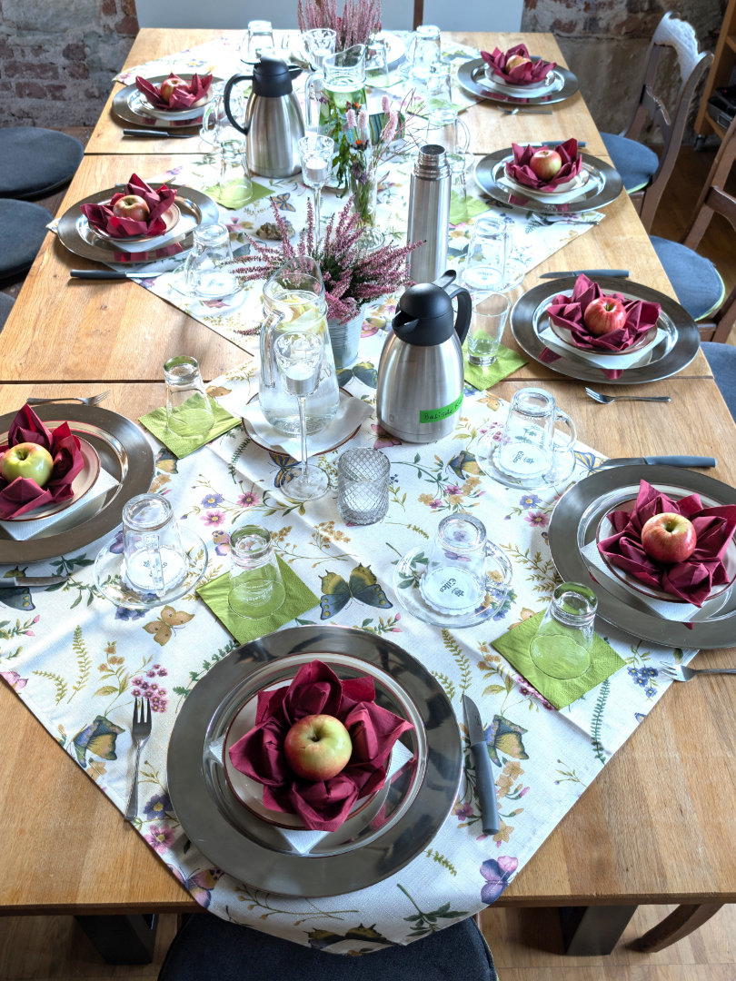Gedeckter Tisch zum Fastenbrechen in der Berghütte Zum Kranichsee